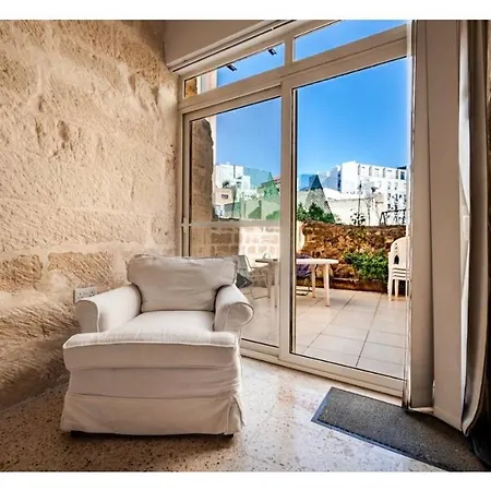בית אירוח Private Garden In Shared Maisonette, Balluta Bay, W Live-in Cat Saint Julian's