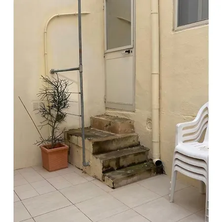 Private Garden In Shared Maisonette, Balluta Bay, W Live-in Cat בית אירוח