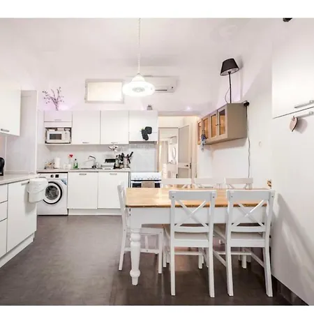 בית אירוח Private Garden In Shared Maisonette, Balluta Bay, W Live-in Cat *