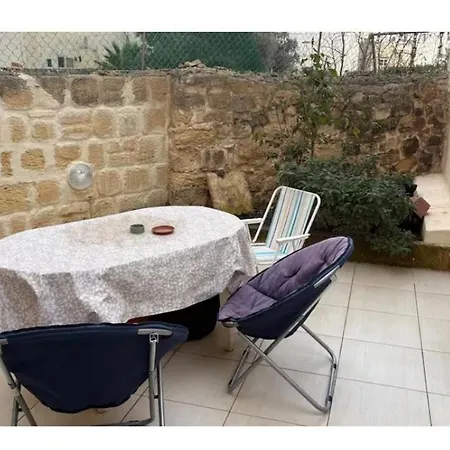 בית אירוח Private Garden In Shared Maisonette, Balluta Bay, W Live-in Cat Saint Julian's