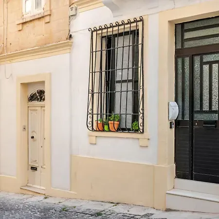 בית אירוח Private Garden In Shared Maisonette, Balluta Bay, W Live-in Cat Saint Julian's
