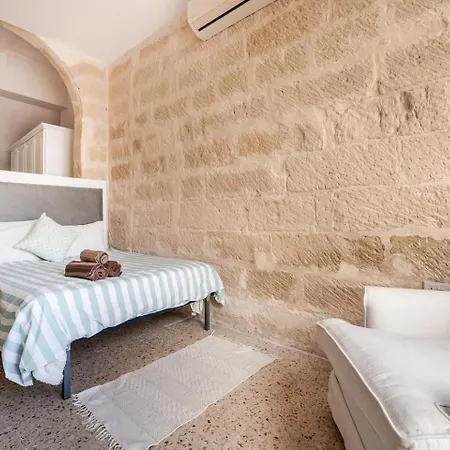 Private Garden In Shared Maisonette, Balluta Bay, W Live-in Cat בית אירוח