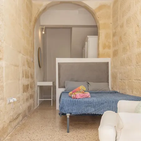 Private Garden In Shared Maisonette, Balluta Bay, W Live-in Cat