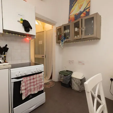 Private Garden In Shared Maisonette, Balluta Bay, W Live-in Cat Homestay