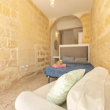 Homestay Private Garden In Shared Maisonette, Balluta Bay, W Live-in Cat *